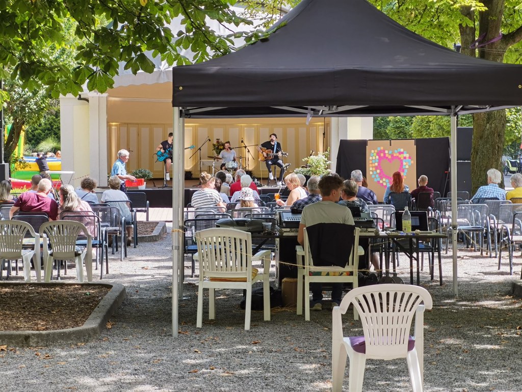 Bild des Parks bei einer musikalischen Veranstaltung in der Musikmuschel 