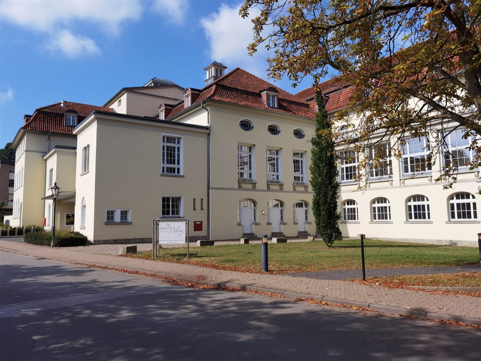 Palais im Park von der Strasse aus gesehen