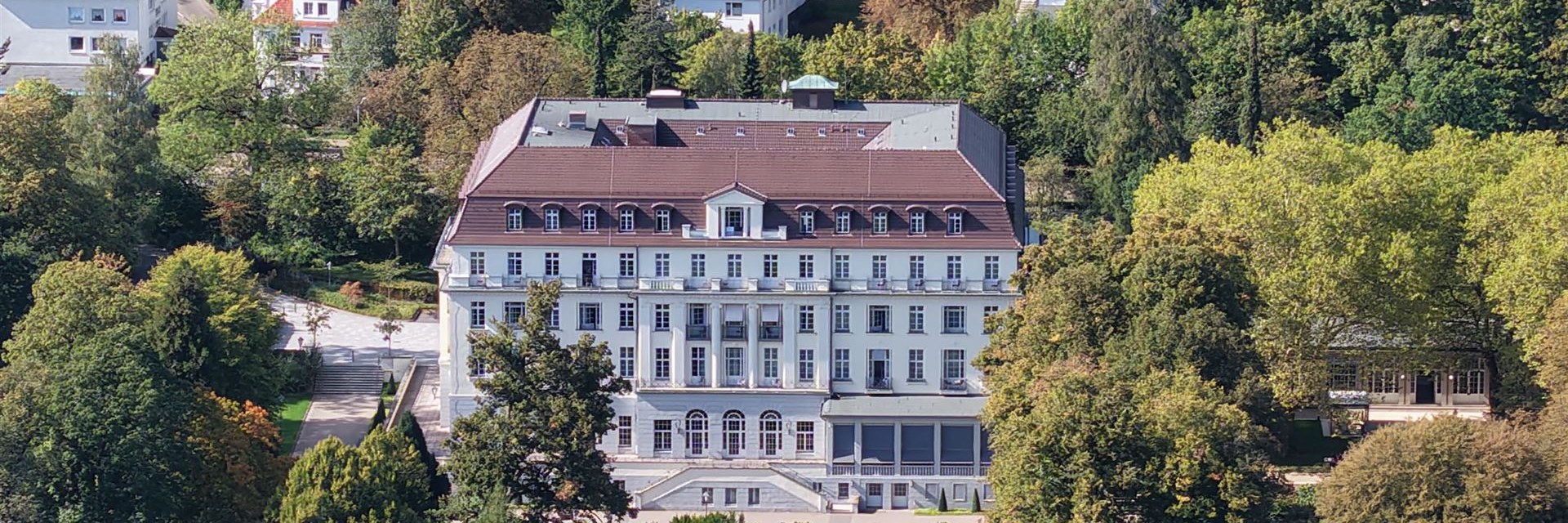 Der Fürstenhof, davor der Kurpark