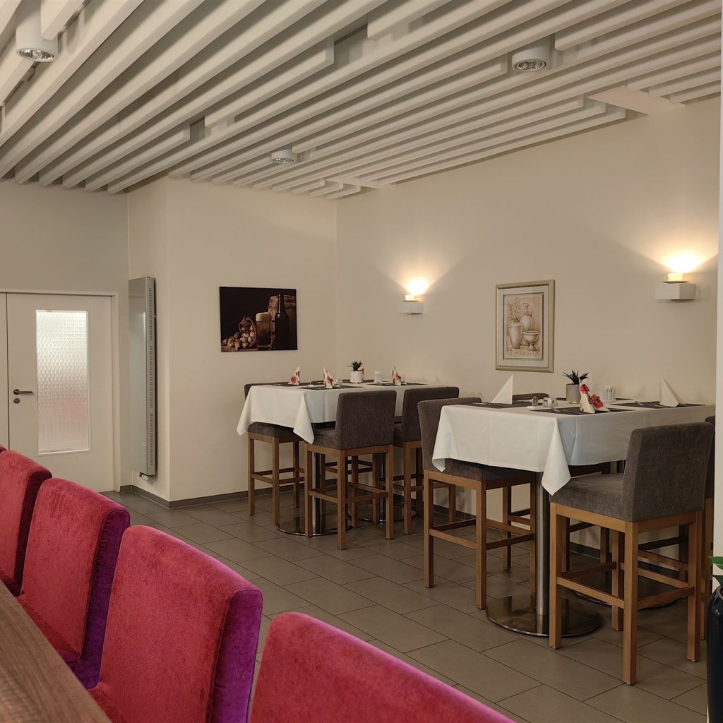 Theke im Detail mit Barhockern