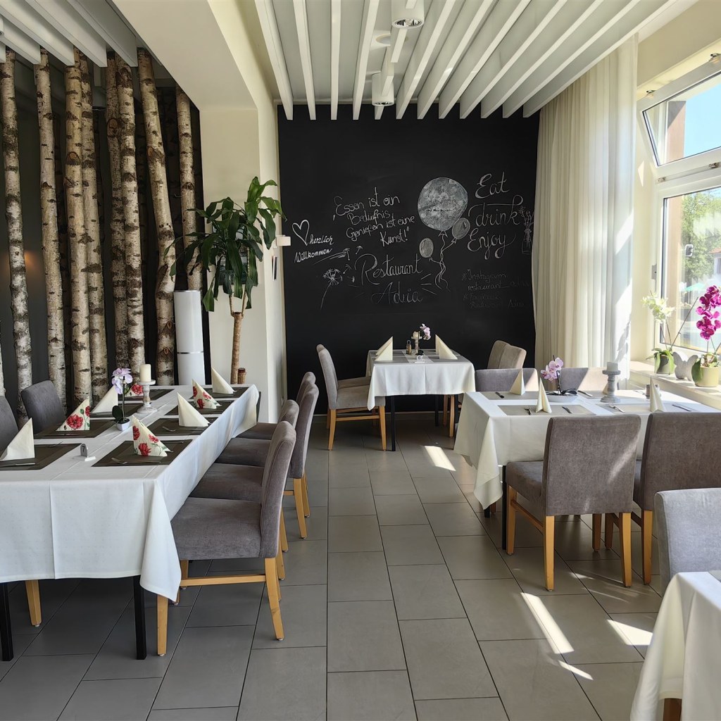 Restaurant an der Fensterfront nach vorn zur Hauptstrasse