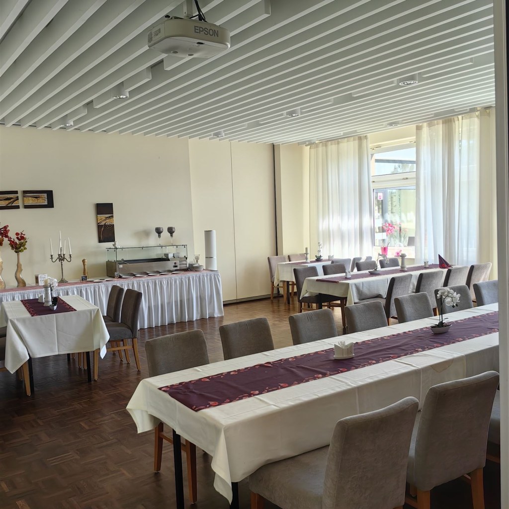 Saal und Anrichte 