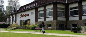 Touristinformation von der Strasse aus gesehen 