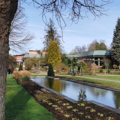 Park und im Hintergrund das Hallenbad der LVA