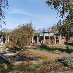 altes Säulenportal vor dem Hallenbad