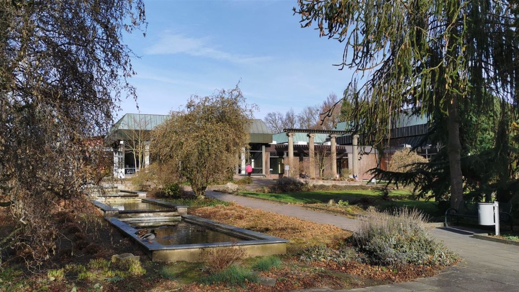 altes Säulenportal vor dem Hallenbad