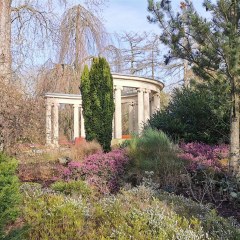 andere Sicht auf den Tuffsteinbrunnen - Mittelpunkt des Kurparks