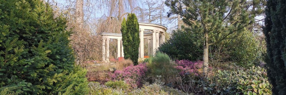 andere Sicht auf den Tuffsteinbrunnen - Mittelpunkt des Kurparks