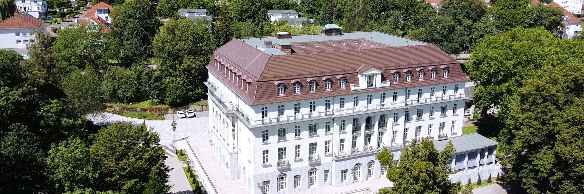 das imposante Gebäude des Fürstenhof im Kurpark der Reha LVA Bad Eilsen