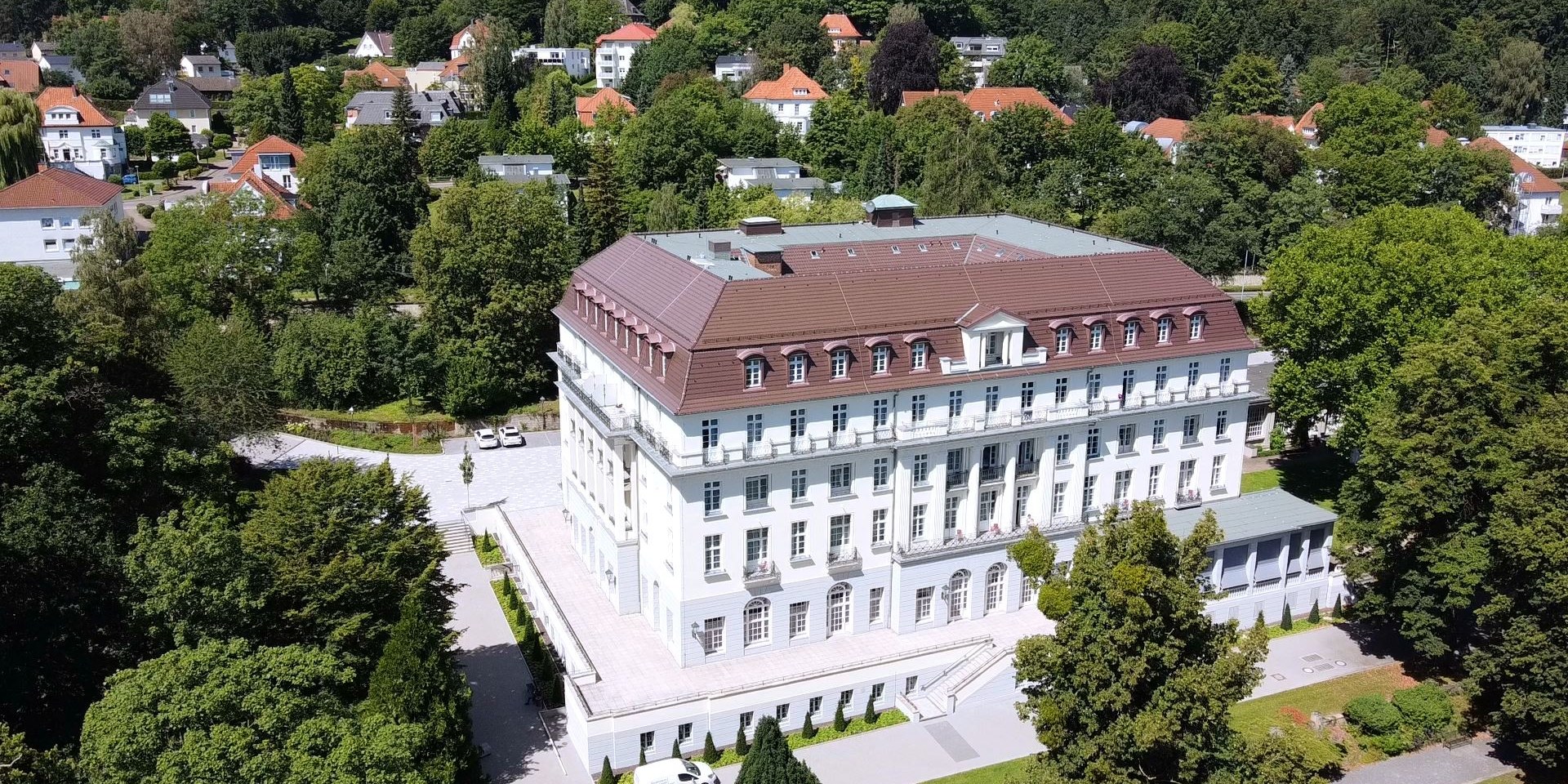 das imposante Gebäude des Fürstenhof im Kurpark der Reha LVA Bad Eilsen