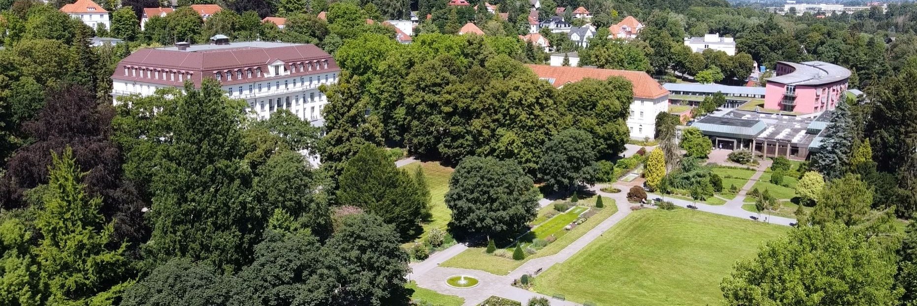 Teil des Kurparks mit Gebäude der Reha 