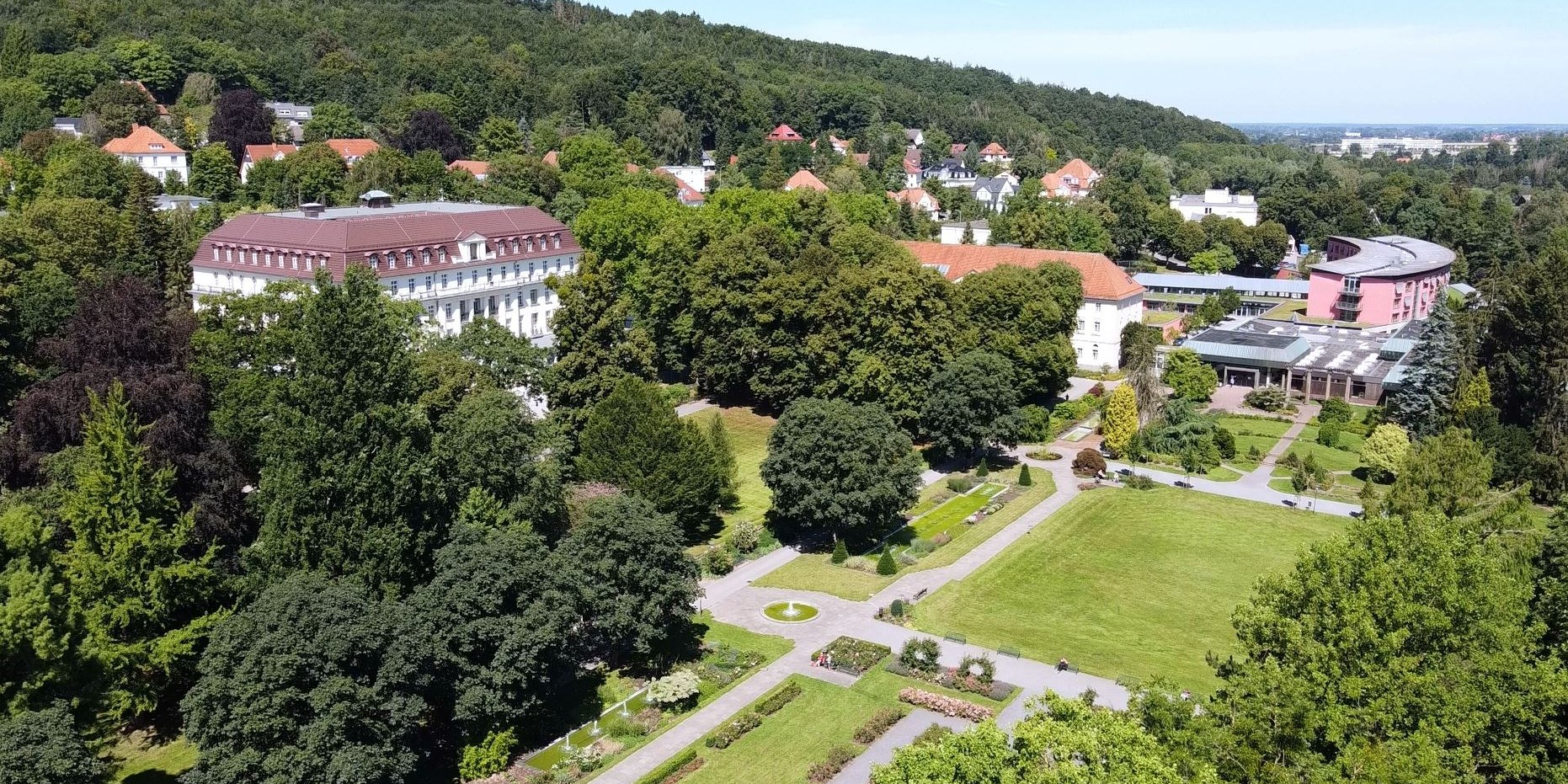 Teil des Kurparks mit Gebäude der Reha 