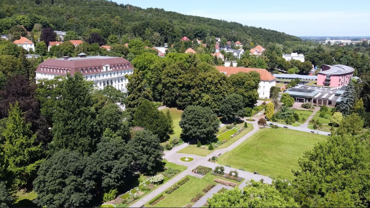Teil des Kurparks mit Gebäude der Reha 