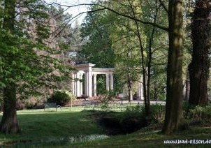 Kurpark_mit_Tuffsteinquelle-Aronia